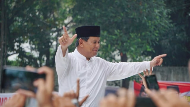 Prabowo Subianto menyapa para pendukungnya saat tiba di Kertanegara. Foto: Nugroho Sejati/kumparan