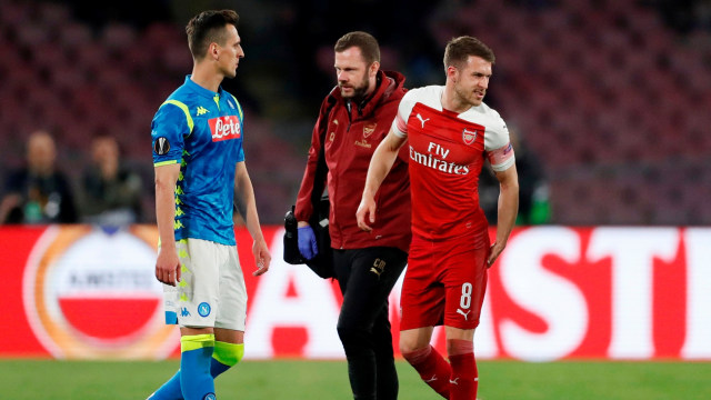 Aaron Ramsey cedera di laga melawan Napoli. Foto: Reuters/Matthew Childs