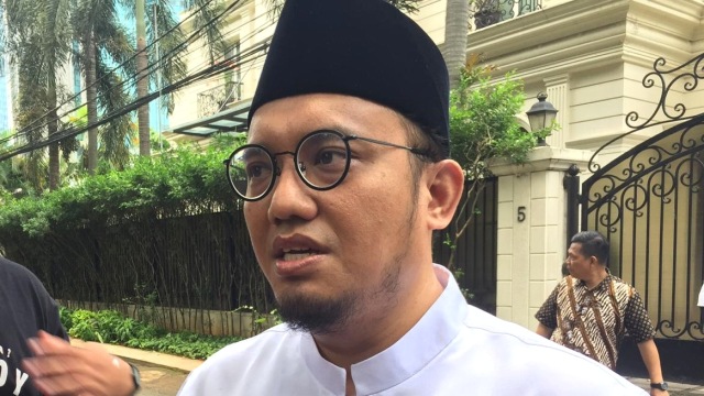 Jubir BPN Dahnil Simanjuntak di Kediaman Sandi. Foto: Rafyq Panjaitan/kumparan