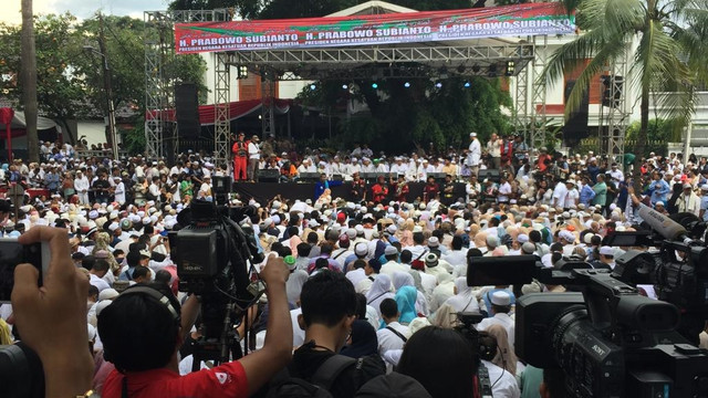 Dzikir dan Sholawat berkumandang di acara syukuran kemenangan Prabowo-Sandi. Foto: Maulana Ramadhan/kumparan