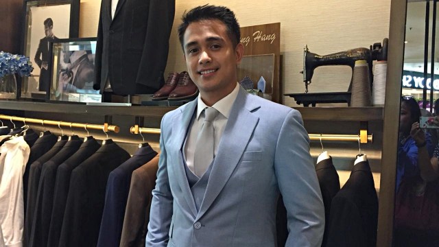 Ajun Perwira usai fitting baju. Foto: Giovanni/kumparan