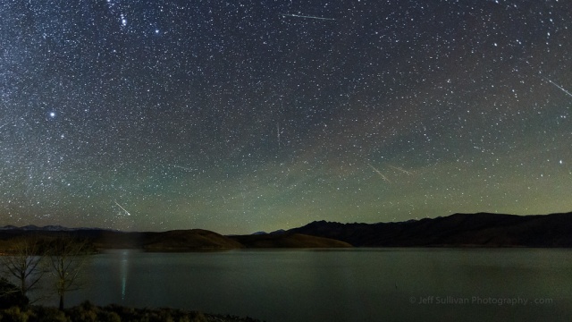 Ilustrasi hujan meteor. Foto: Flicker/Jeff Sullivan