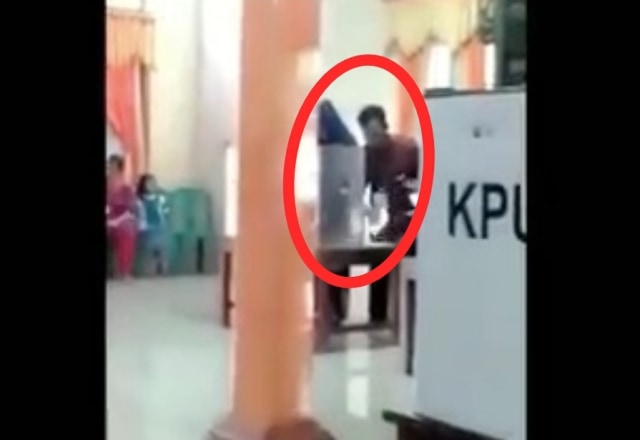 Petugas kelompok penyelenggara pemungutan suara (KPPS) (dalam lingkaran merah) yang coblos surat suara pemilih saat Pemilu 2019, Rabu (17/4/2019). Foto: Screenshot.