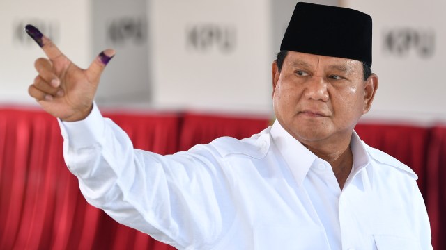 Calon presiden Prabowo Subianto menggunakan hak pilihnya dalam Pemilu 2019 di TPS 041 RT 02/09, Kampung Curuk, Desa Bojong Keong, Hambalang, Kabupaten Bogor, Rabu (17/4). Foto: ANTARA FOTO/Sigid Kurniawan