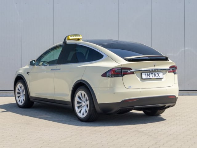 Ilustrasi Taksi Tesla Model X Foto: dok. insideevs