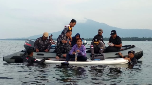 Susi Lepasliarkan Benih Lobster ke Laut Natuna. Foto: dok. KKP