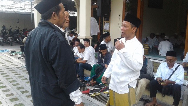 KH Abdul Karim atau Gus Karim (kanan) dalam acara syukuran berjalannya pemilu dengan damai (20/04/2019). (Agung Santoso)