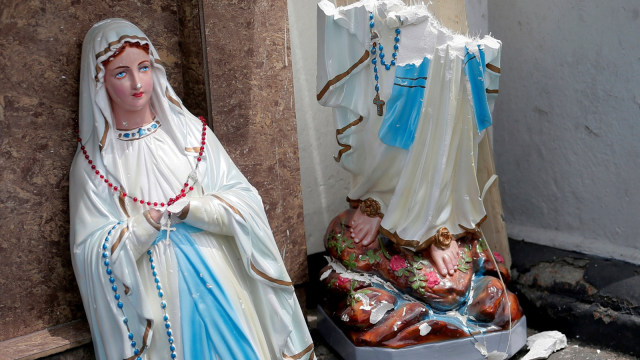 Sebuah patung terlihat rusak di depan gereja St. Anthony's Shrine Sri Lanka akibat ledakan. Foto: REUTERS / Dinuka Liyanawatte