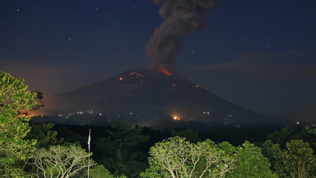 Abu vulkanis dan batu pijar terlontar dari kawah Gunung Agung saat erupsi yang terpantau dari Pos Pengamatan Gunung Api Agung, Karangasem, Bali, Minggu (21/4). Foto: ANTARA FOTO/Nurul Husaeni