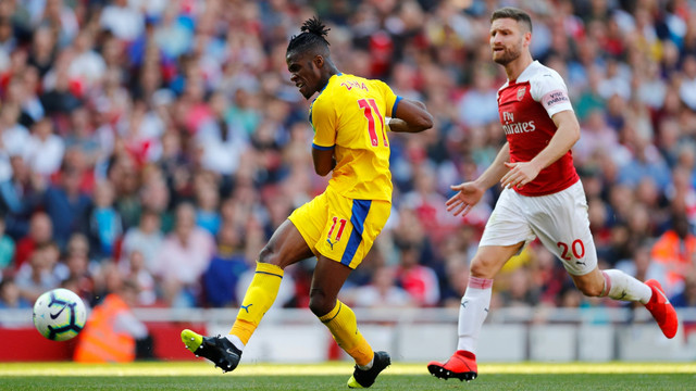 Pemain Crystal Palace Wilfried Zaha (kiri) melewati pemain Arsenal. Foto: REUTERS / Eddie Keogh