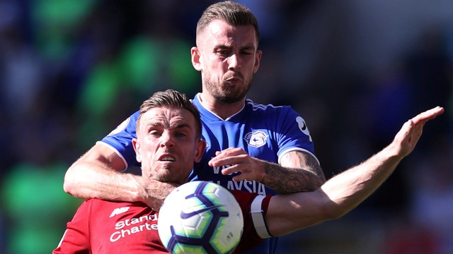 Pemain Liverpool, Jordan Henderson berebut bola dengan pemain Cardiff City Joe Ralls. Foto: Reuters / Carl Recine