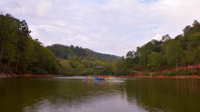 Salah satu wahana yang disediakan oleh pengelola obyek wisata Embung Dumati, yakni cafe terapung. (Foto: Tomy Pramono/banthayoid) 