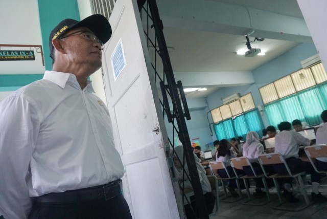 Menteri Pendidikan dan Kebudayaan, Muhadjir Effendy meninjau penyelenggaraan USBK. Foto: Irfan Adi Saputra/kumparan