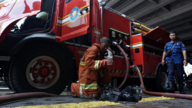 Petugas pemadam kebakaran di pasar Tanah Abang, Jakarta,  Senin (22/4/2019). Foto: Irfan Adi Saputra/kumparan