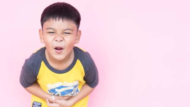 Ilustrasi anak sakit perut. Foto: Shutterstock