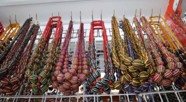 Hasil limbah kaca yang disulap menjadi karya seni yang bernilai tinggi. foto: Rony Suhartomo/ BANGSAONLINE 