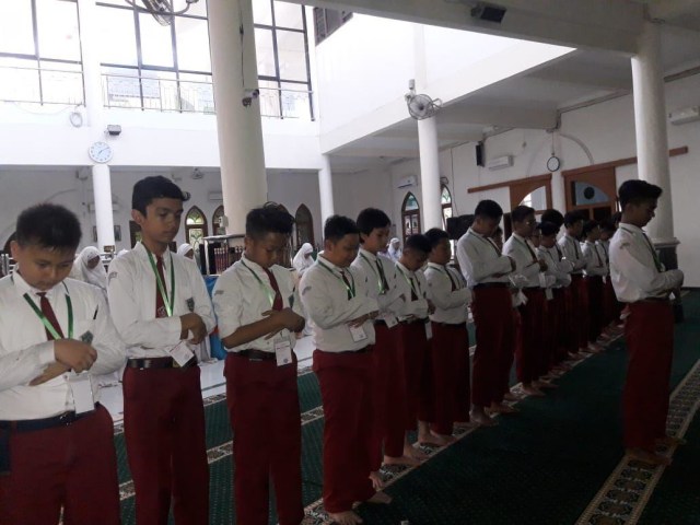 Suasana salat Dhuha di SD Khadijah 2 Surabaya. Foto : Amanah Nur Asiah/Basra