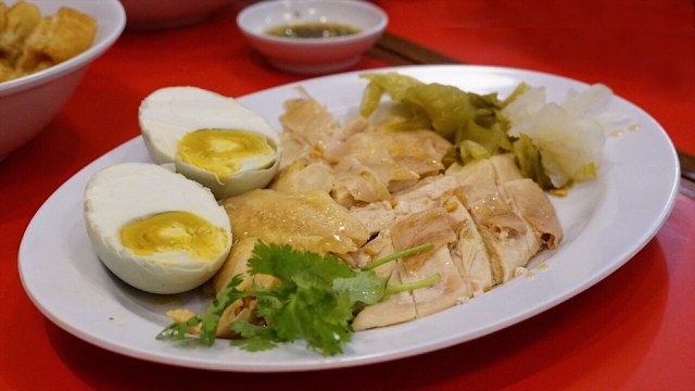 Menu ayam hainan dan telur asin di Bubur cap Tiger Foto: Safira Maharani/ kumparan