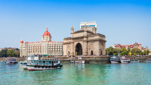 Taj Mahal Palace dan Gateway of India dilihat dari Pelabuhan Mumbai Foto: Shutter Stock