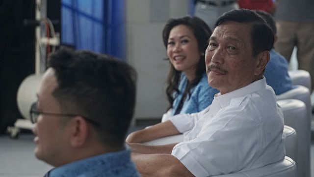 Menteri Koordinator Bidang Kemaritiman,  Luhut Binsar Panjaitan (baju putih) dalam acara Peluncuran mobil taksi listrik Bluebird (e-Taxi) di Kantor Pusat Bluebird Group. Foto: Irfan Adi Saputra/kumparan