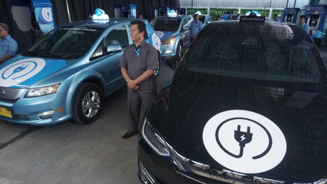 Sejumlah petugas berada di samping mobil taksi listrik Bluebird (e-Taxi) di Kantor Pusat Bluebird Group, Mampang Prapatan,  Jakarta, Senin (22/4/2019). Foto: Irfan Adi Saputra/kumparan