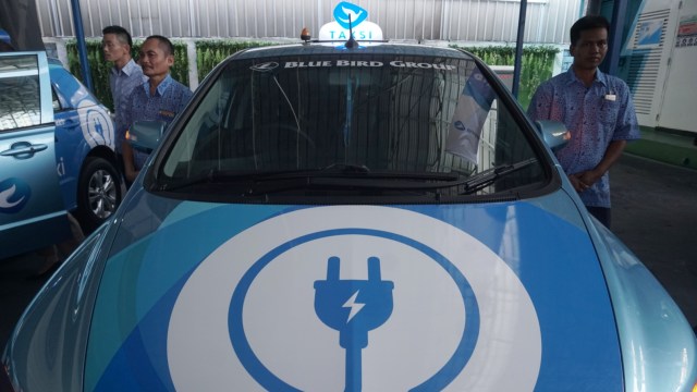 Sejumlah petugas berada di samping mobil taksi listrik Bluebird (e-Taxi) di Kantor Pusat Bluebird Group, Mampang Prapatan,  Jakarta, Senin (22/4/2019). Foto: Irfan Adi Saputra/kumparan
