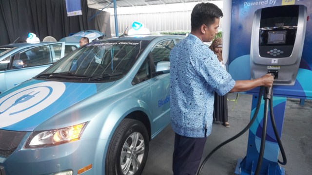Seorang petugas mengisi daya mobil taksi listrik Bluebird (e-Taxi) di Kantor Pusat Bluebird Group, Mampang Prapatan,  Jakarta, Senin (22/4/2019). Foto: Irfan Adi Saputra/kumparan