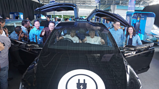 Foto bersama dalam acara Peluncuran mobil taksi listrik Bluebird (e-Taxi) di Kantor Pusat Bluebird Group. Foto: Irfan Adi Saputra/kumparan