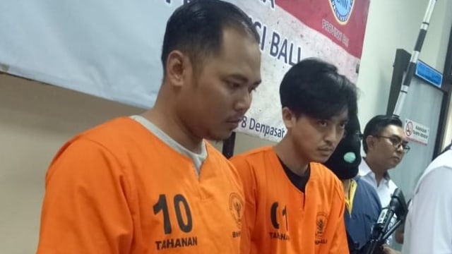 I Made Teguh (kiri) saat ditunjukkan ke wartawan , Senin (22/4) - kanalbali/LSU