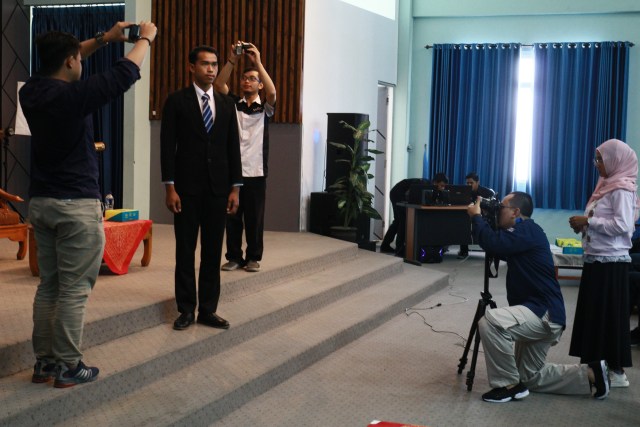 Simulasi foto dalam acara yang mendatangkan fotografer profesional Doddy Bening di UIN Malang, senin (22/4).(foto dokumen panitia).