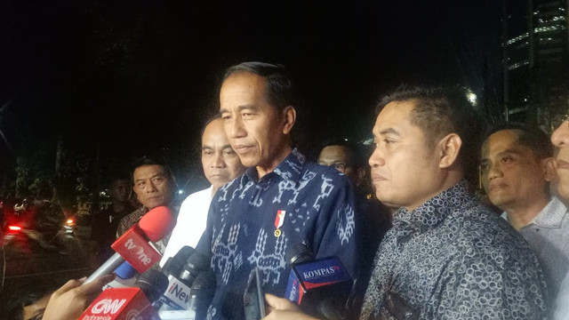 Jokowi usai bertemu relawan di Rumah Makan Seribu Rasa Menteng, Jakarta Pusat. Foto: Fahrian Saleh/kumparan