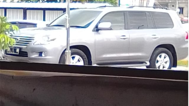 TOYOTA Land Cruiser BM 1 MN terparkir di halaman depan Kantor DPW PKS Riau, Senin, 22 April 2019.