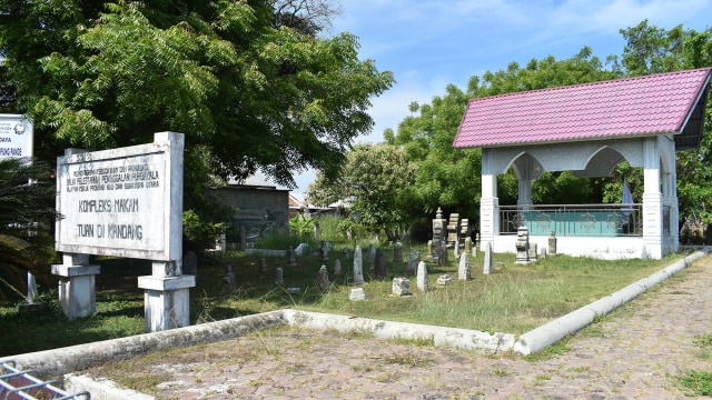 Makam Tuan Di Kandang, satu-satunya yang diberikan atap. Foto: Adi Warsidi/acehkini 
