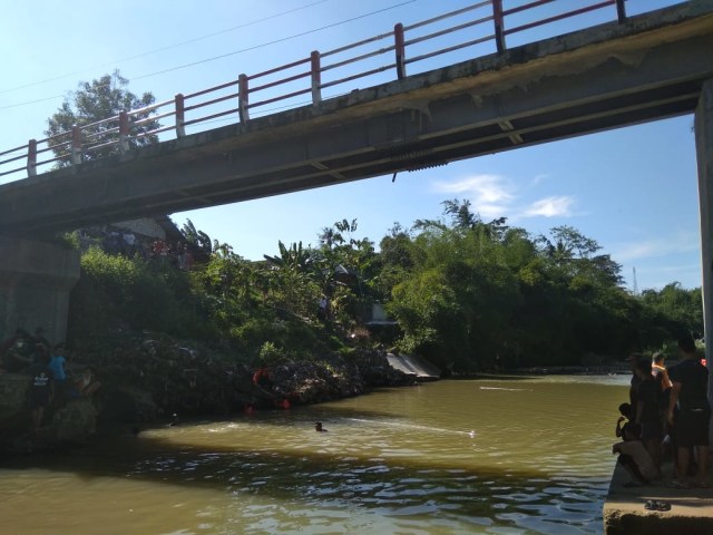 Tim SAR dari Badan Penanggulangan Bencana Daerah (BPBD) Majalengka dan aparat kepolisian serta Koramil Leuwimunding langsung tiba di lokasi kejadian guna mencari korban. Tim melakukan pencarian hingga menelusuri aliran sungai Ciwaringin. Hingga petang, korban belum juga ditemukan. (*)
