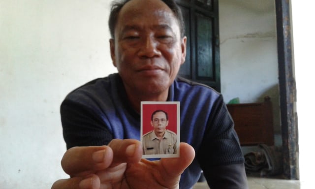 Foto Susanto, Petugas KPPS di Tegal yang meninggal karena kelelahan, ditunjukkan oleh Aris Abdulrozak, adik iparnya. Dok: panturapost. Foto: Dok: Panturapost