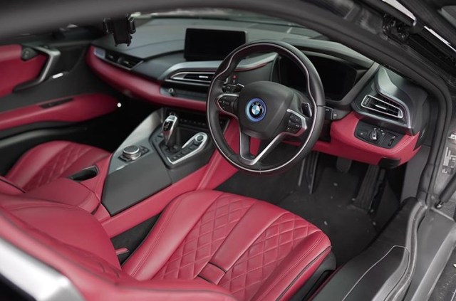 Interior BMW I8 milik Atta Halilintar yang dijual | Photo by @ahhagarage on Instagram