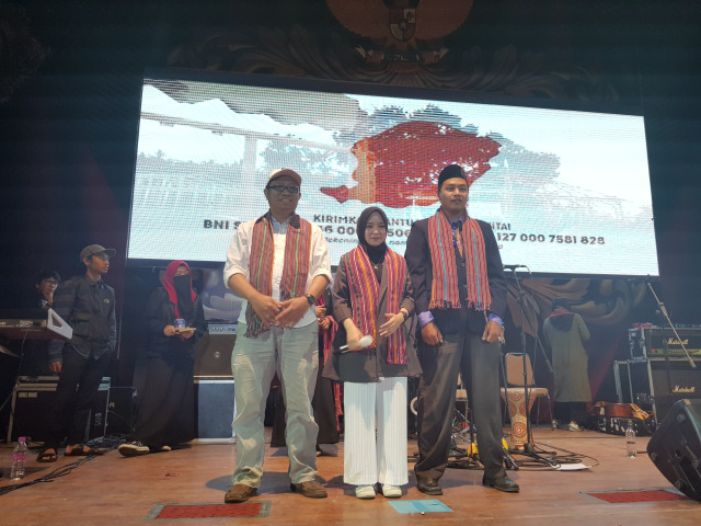 Nissa Sabyan (tengah) foto bersama para penyumbang Rp 50 juta untuk pemulihan Lombok, NTB. Tampak dalam foto penyumbang yakni Prasatyawan (kiri, mewakili Mulyani Dea) dan Mukti Rila Pambudi (kanan).(foto: Irham Thoriq/Tugu Malang).