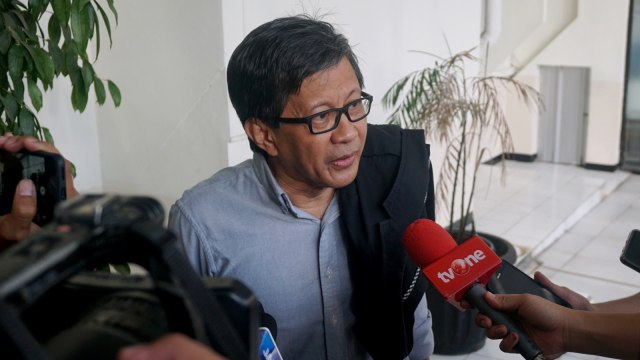 Rocky Gerung memenuhi panggilan sebagai saksi untuk sidang lanjutan Ratna Sarumpaet di Pengadilan Negeri, Jakarta Selatan, Selasa (22/4). Foto: Fanny Kusumawardhani/kumparan