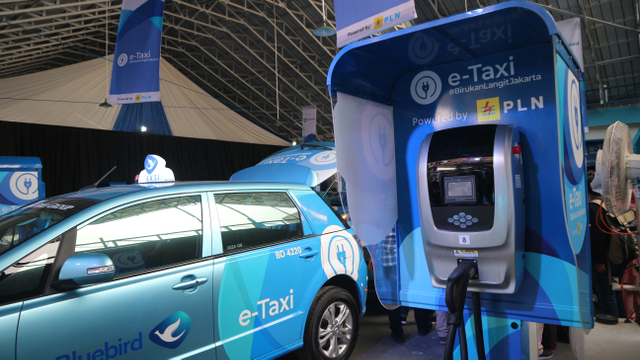 BYD e6 jadi armada taksi listrik Blue Bird. Foto: Ghulam Muhammad Nayazri / kumparanOTO