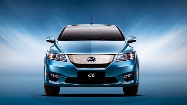 BYD e6 jadi armada taksi listrik Blue Bird. Foto: Ghulam Muhammad Nayazri / kumparanOTO