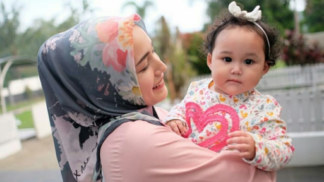 Adelia Pasha dan putri bungsunya, Kayla. Foto: (Instagram/adeliapasha)