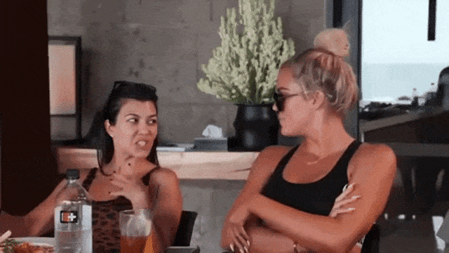 Kourtney dan Khloe bertengkar saat berlibur ke Bali Foto: YouTube.com/Keeping Up With The Kardashians