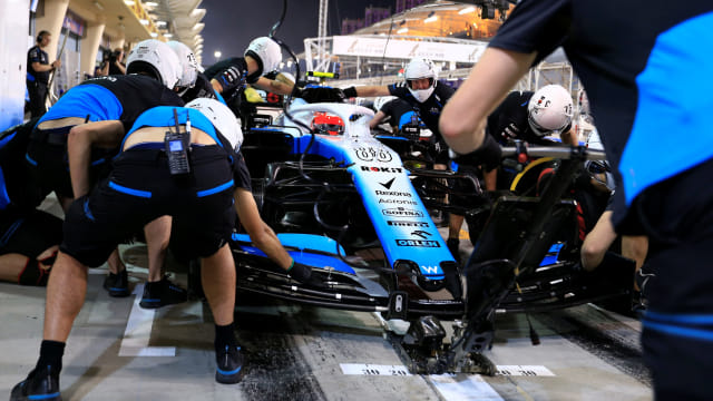 Pebalap kawakan, Robert Kubica (Tim Williams) di pit saat mengikuti GP Bahrain 2019. Foto: REUTERS/Thaier Al-Sudani