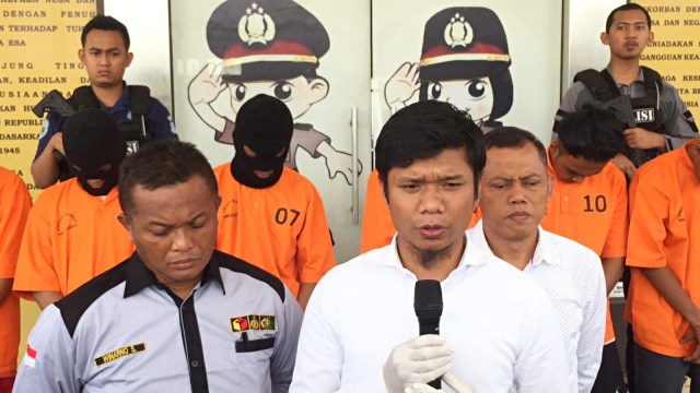 Kasatreskrim Polres Tangsel,  AKP Alexander Yurikho (depan) saat konferensi pers di Mako Polres Tangsel. Foto: Teuku Muhammad Valdy Arief/kumparan