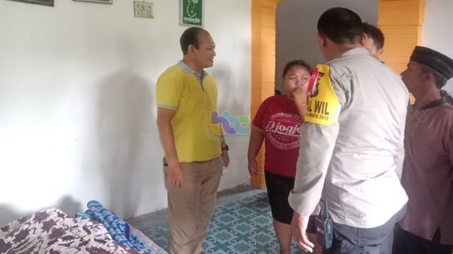 Petugas saat lakukan identifikasi jenazah korban Fadholi (55), warga Desa Sumuragung Kecamatan Kecamatan Bojonegoro, yang meninggal dunai saat sedang bekerja menggali lubang untuk septic tank. Selasa (23/04/2019) 