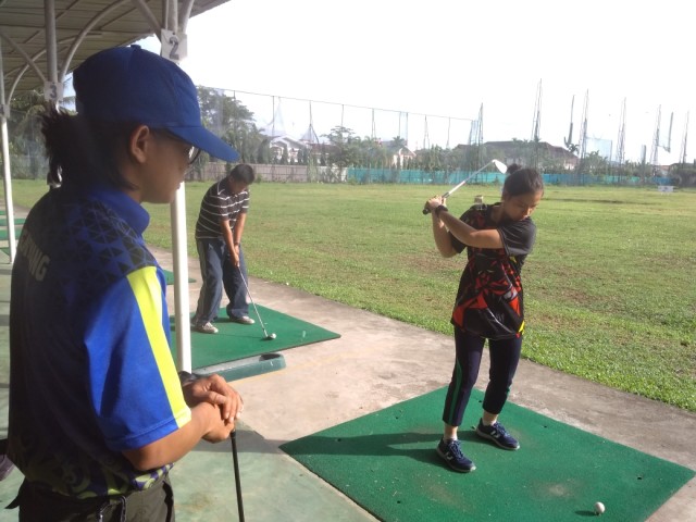Mahasiswa Prodi Penjaskes FKIP Universitas Tanjungpura mengikuti mata kuliah olahraga golf. Foto: Lydia Salsabila