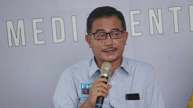 Ferry Mursyidan Baldan menerima simbolis foto C1 dari founder Ruang Sandi, Dimas Akbar di Media Center Prabowo-Sandi, Jakarta, Selasa (23/4). Foto: Fanny Kusumawardhani/kumparan