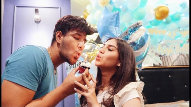 Irish Bella dan Ammar Zoni tiup lilin bersama Foto: Instagram @_irishbella_