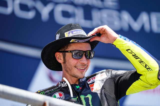 Pebalap Monster Energy Yamaha, Valentino Rossi, saat naik podium MotoGP Austin 2019. Foto: twitter/yamahamotogp