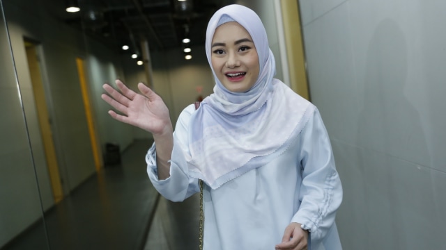 Artis Dinda Hauw saat hadir di program Ramadhan di SCTV Tower Jakarta. Foto: Ronny